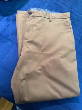 Old Navy Men's Chinos in Tan
